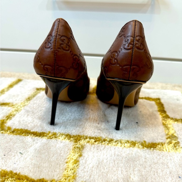 Gucci Brown Leather Embossed Stiletto Heels - Size 39. A minimalist dream. - Picture 2 of 4